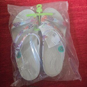 Nwt crocs tropical print size 8